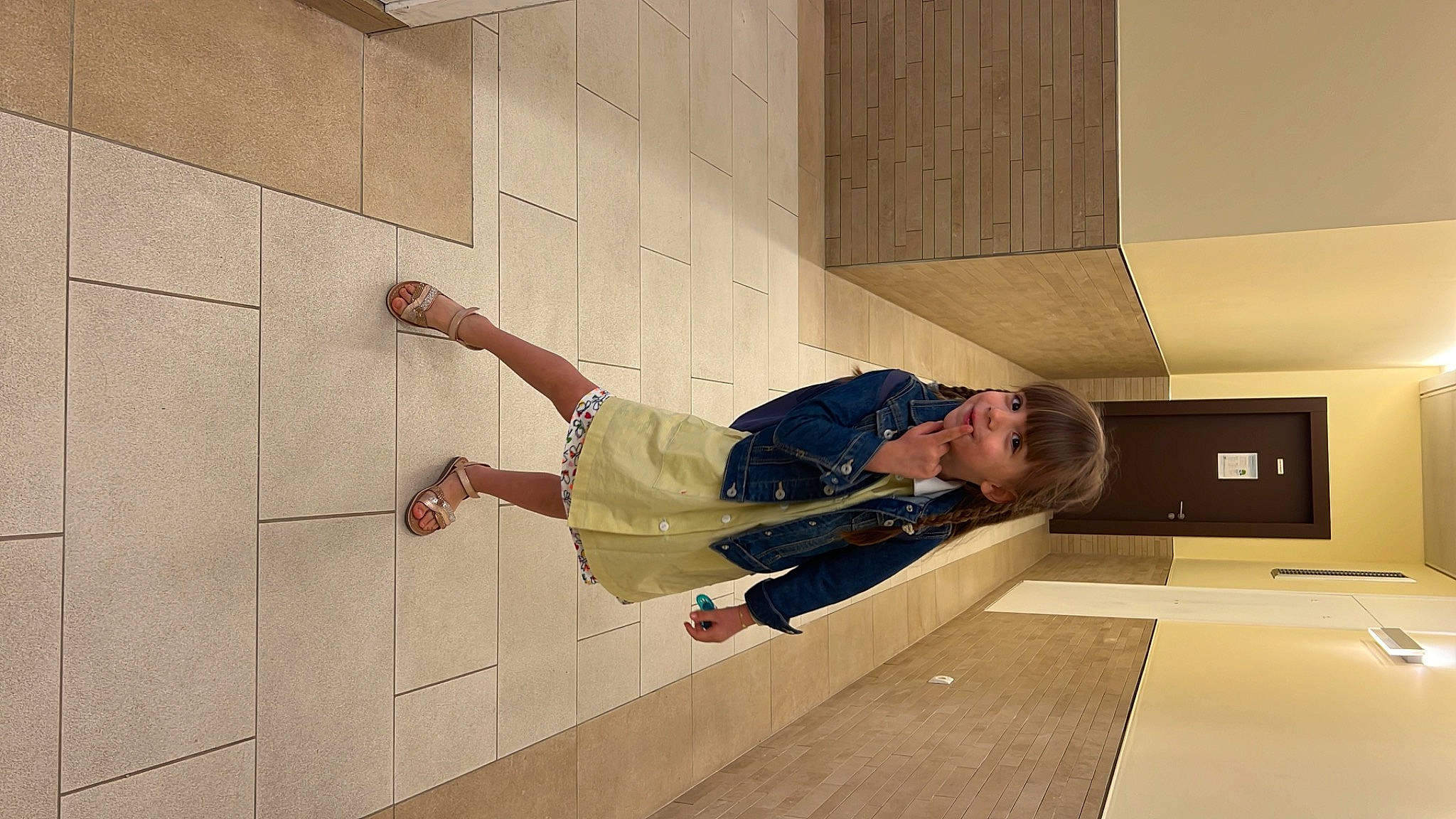 Paloma participe au concours pour gagner de l'argent avec cette photo : ceiling, comfort, composite_material, concrete, elbow, floor, flooring, hardwood, human_leg, joy, knee, person, recreation, room, walking_shoe, wood, wrist