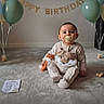 Charlie participe au concours pour gagner de l'argent avec cette photo : baby, balloons, birthday_banner, carpet, celebration, child, cute, decorations, floor, fox_toy, happy, indoor, infant, one_child, pacifier, party, person, plush_toy, sitting, smiling