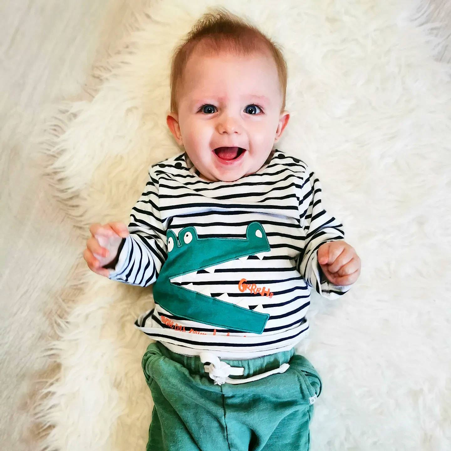 Laouny a rejoint le concours — aidez-le/la à gagner de superbes lots ! baby, baby_toddler_clothing, child, collar, electric_blue, eye, face, gesture, happy, head, iris, magenta, neck, outerwear, pattern, person, sleeve, smile, t_shirt, toddler