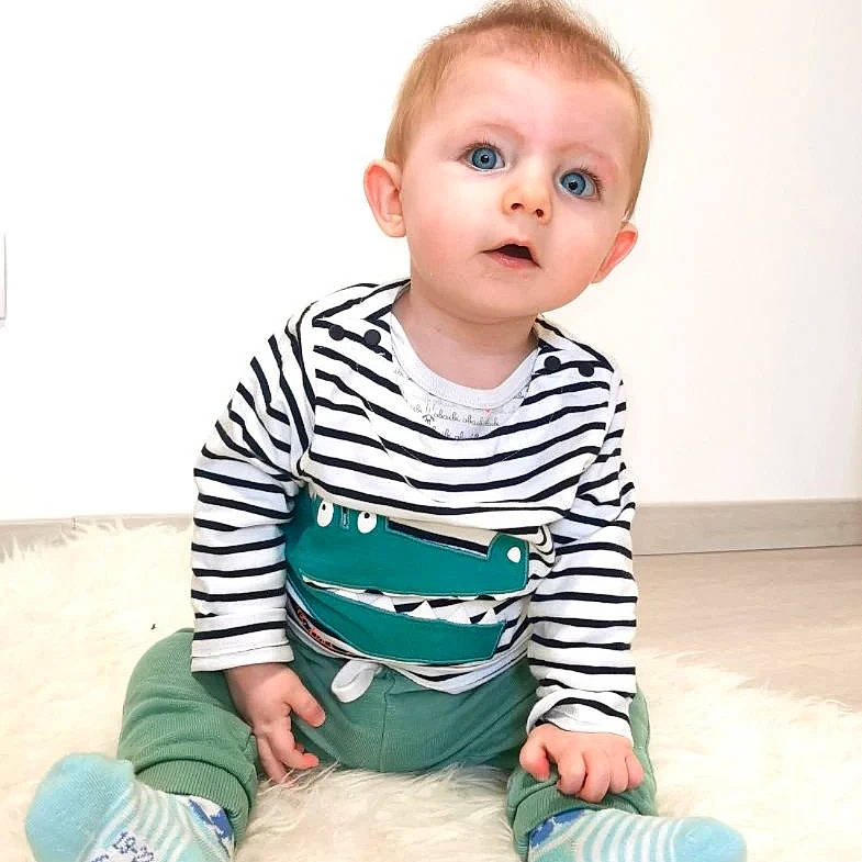 Laouny a rejoint le concours — aidez-le/la à gagner de superbes lots ! baby, baby_toddler_clothing, beauty, child, dress, electric_blue, flooring, happy, joint, knee, neck, pattern, person, photograph, sitting, sleeve, sportswear, standing, surprise, t_shirt