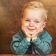 Léon a rejoint le concours — aidez-le/la à gagner de superbes lots ! child, toddler, boy, smile, blue_eyes, blond_hair, portrait, hands, jacket, cozy, happy, cute, innocence, face, expression, young, studio, background, warm_colors, casual_clothing