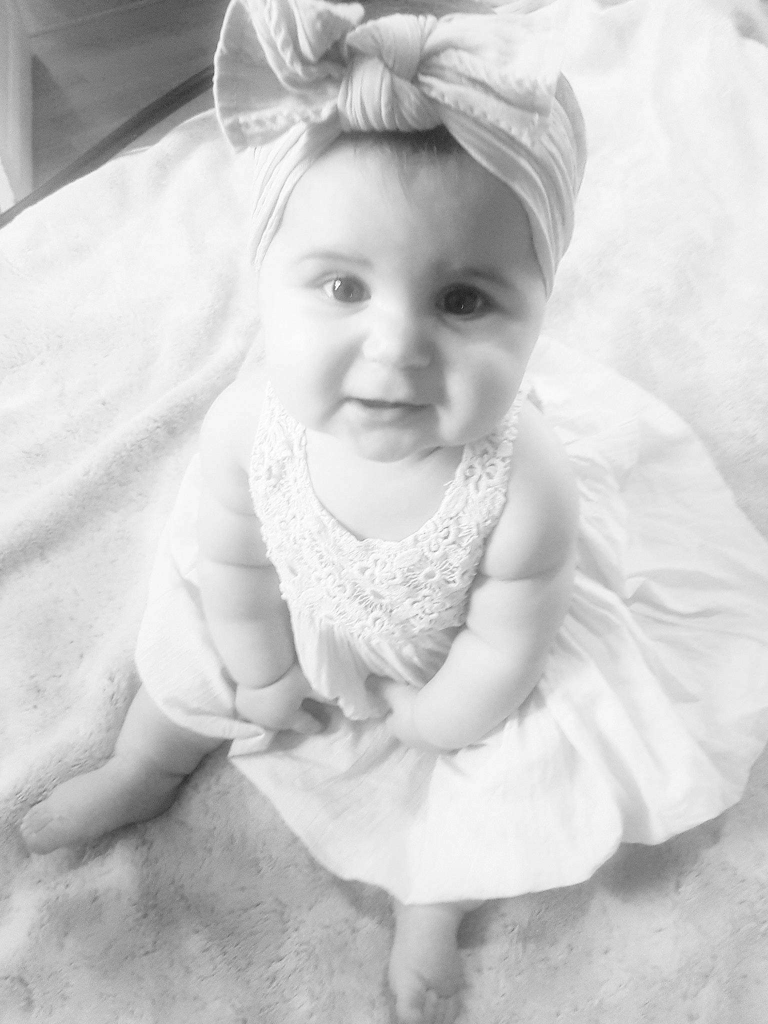 Jade participe au concours pour gagner de l'argent avec cette photo : baby, baby_crawling, baby_toddler_clothing, barefoot, bonnet, child, child_model, costume_accessory, embellishment, eye, foot, hair_accessory, headband, headpiece, nose, person, photography, portrait, portrait_photography, skin