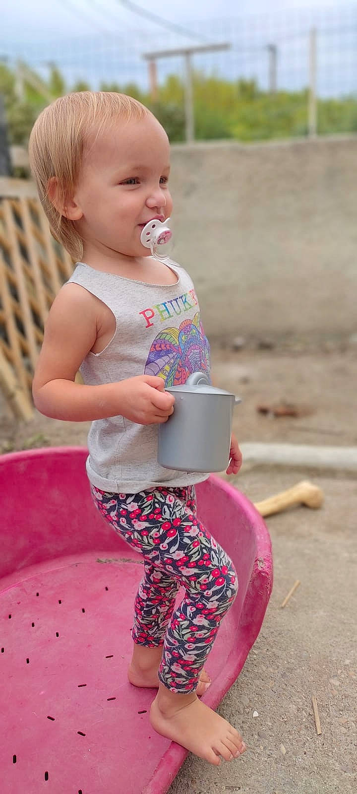 Kyara participe au concours pour gagner de l'argent avec cette photo : clothing, face, facial_expression, grass, hairstyle, happy, head, human, leisure, people_in_nature, person, photograph, pink, shorts, skin, smile, standing, t_shirt, toddler, waist