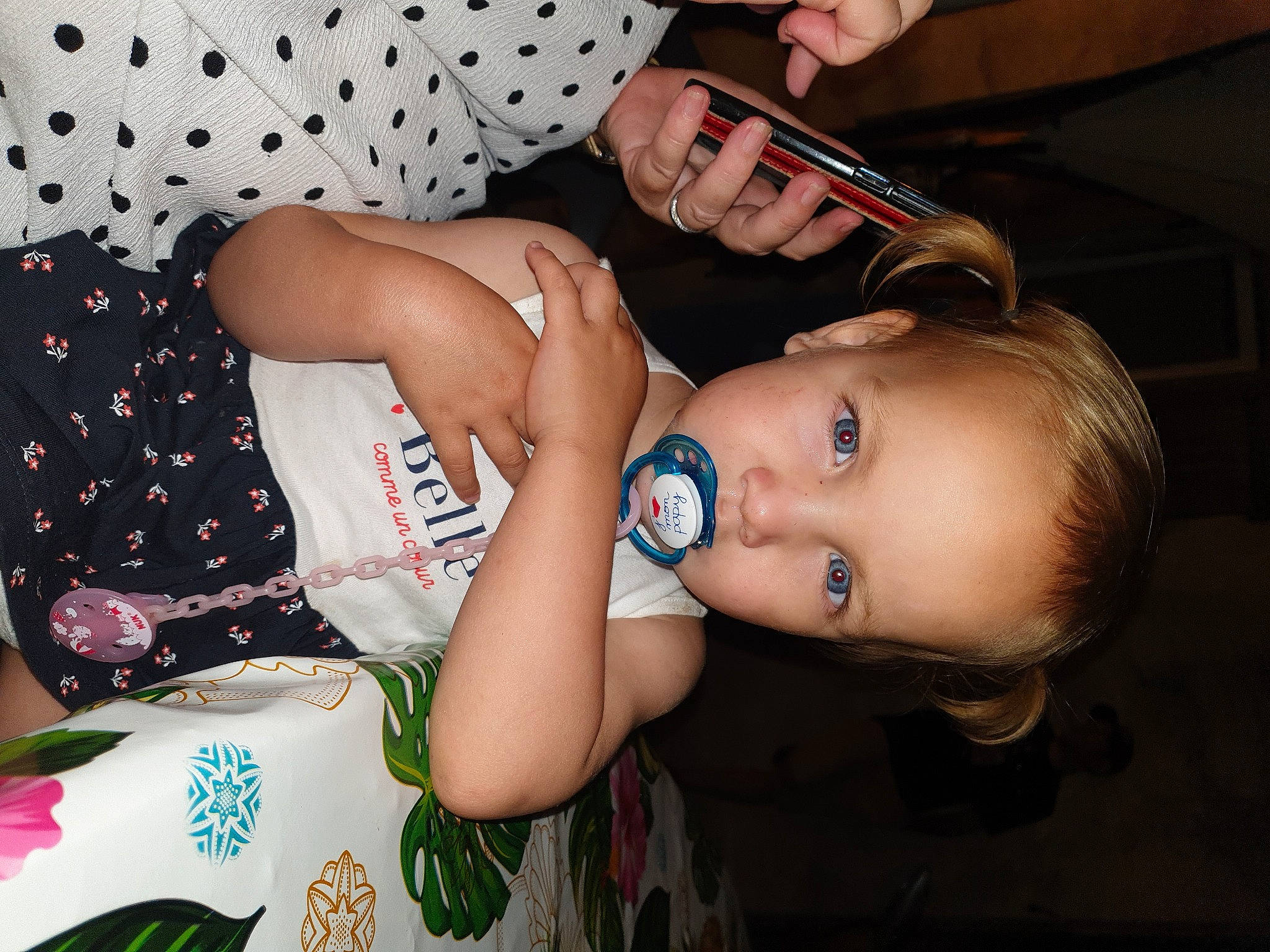 Kyara a rejoint le concours — aidez-le/la à gagner de superbes lots ! arm, blond, eyelash, eyewear, finger, flash_photography, fun, hairstyle, happy, human, joint, lip, mouth, nail, pattern, person, skin, thigh, toddler, white