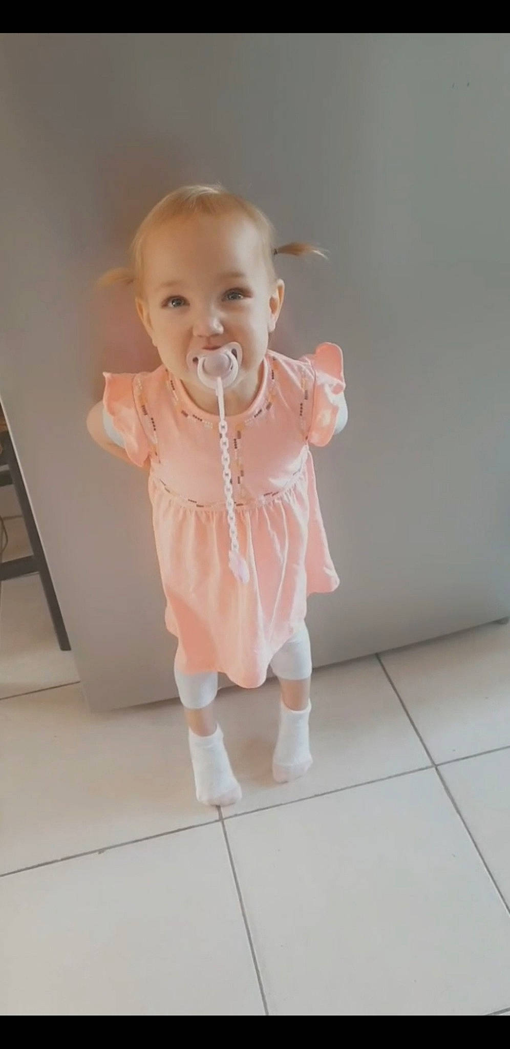 Kyara participe au concours pour gagner de l'argent avec cette photo : baby, baby_toddler_clothing, blond, cheek, child, dress, eye, finger, flooring, gesture, happy, human_leg, iris, lip, neck, nose, person, sleeve, smile, toddler