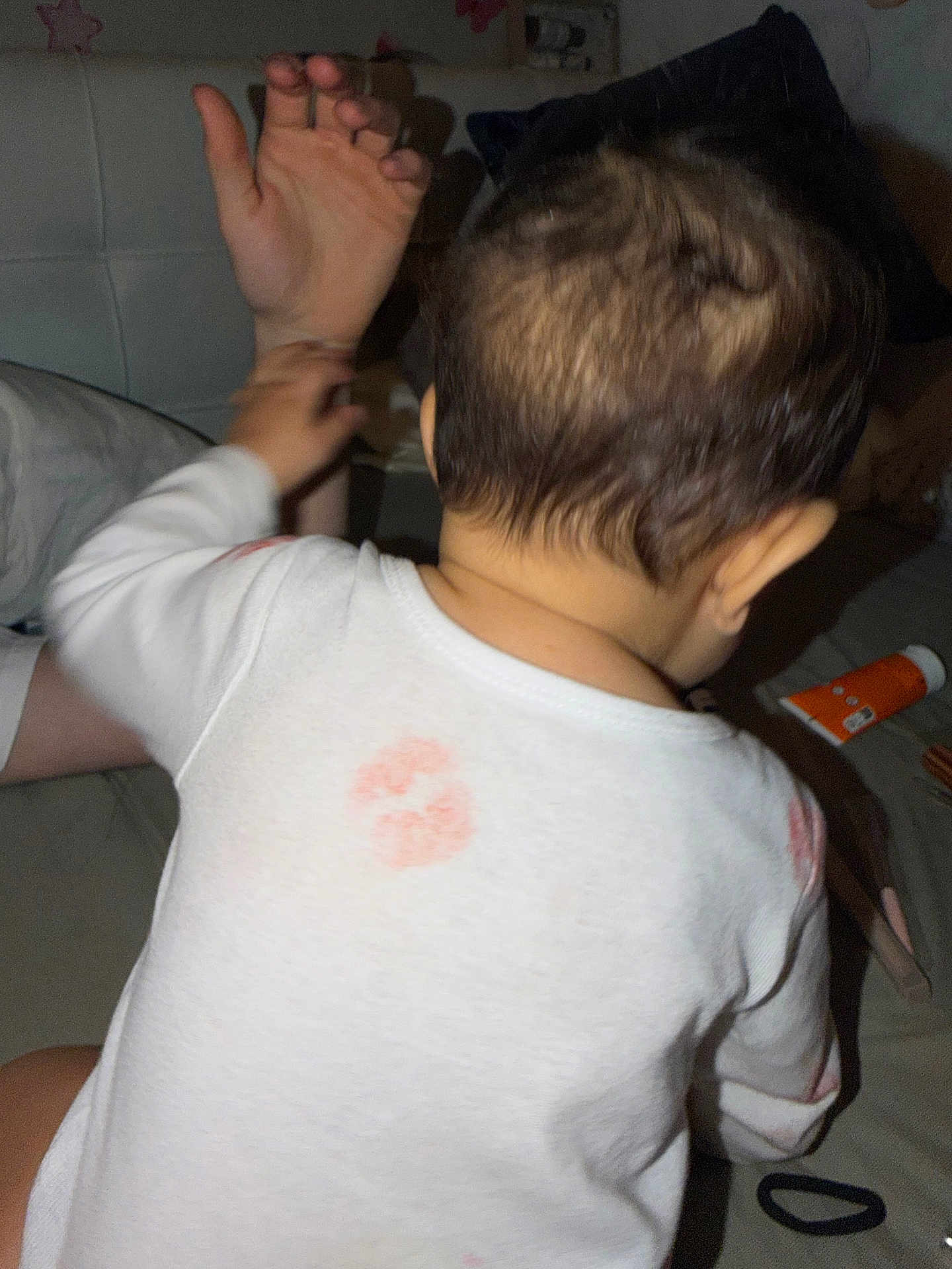 Leya a rejoint le concours — aidez-le/la à gagner de superbes lots ! child, baby, toddler, back_of_head, onesie, white_clothing, bed, bedding, adult_hand, hand, hair, pillow, lotion_tube, kiss_mark, flash, indoor, bedroom, hair_tie, sitting, candid