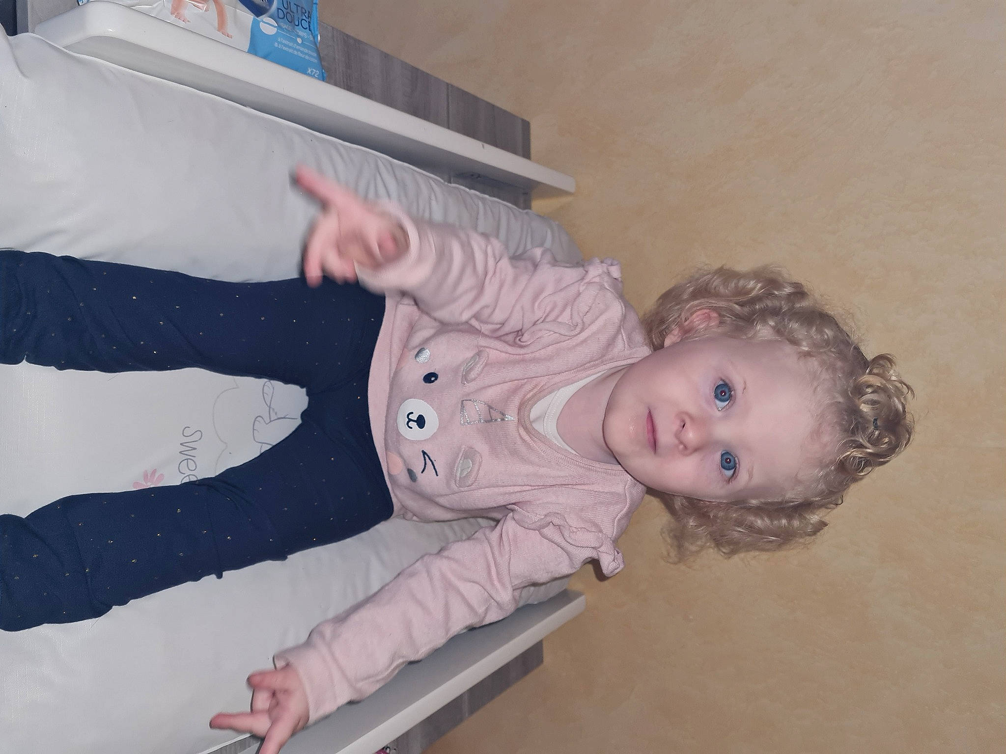 Lilly participe au concours pour gagner de l'argent avec cette photo : baby, baby_products, baby_toddler_clothing, child, comfort, door, elbow, finger, flooring, fun, gesture, person, plaster, room, sleeve, thumb, toddler, wood