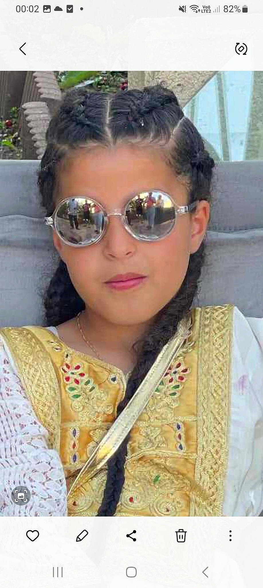 Lina participe au concours pour gagner de l'argent avec cette photo : black_hair, cool, eye_glass_accessory, eyelash, eyewear, face, fashion_design, flowerpot, glasses, goggles, hair, hairstyle, head, lip, long_hair, makeover, person, plant, sunglasses, temple