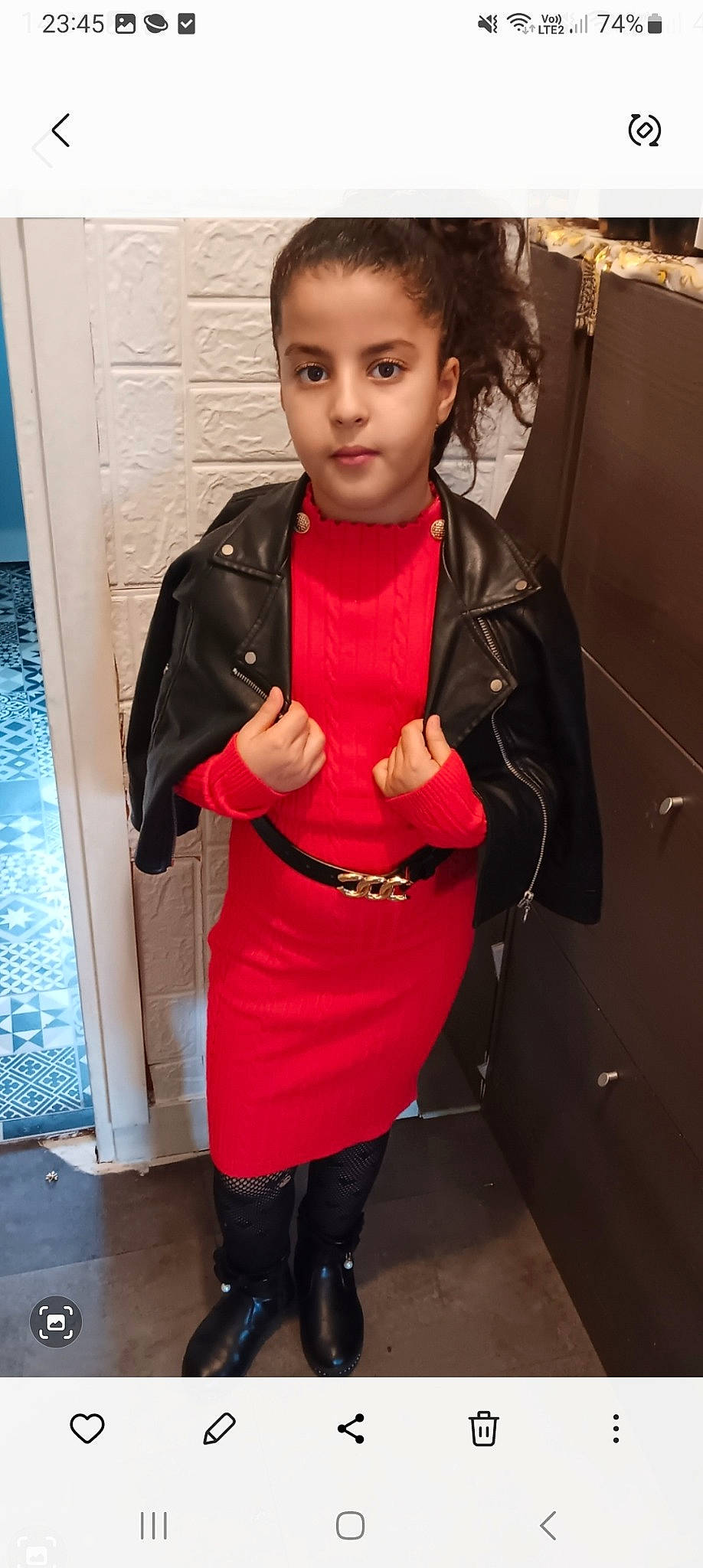 Lina participe au concours pour gagner de l'argent avec cette photo : black_hair, child, electric_blue, eye, face, fashion_accessory, fashion_design, glove, human_leg, jewellery, knee, leather, necklace, person, personal_protective_equipment, sleeve, sportswear, t_shirt, toddler, uniform