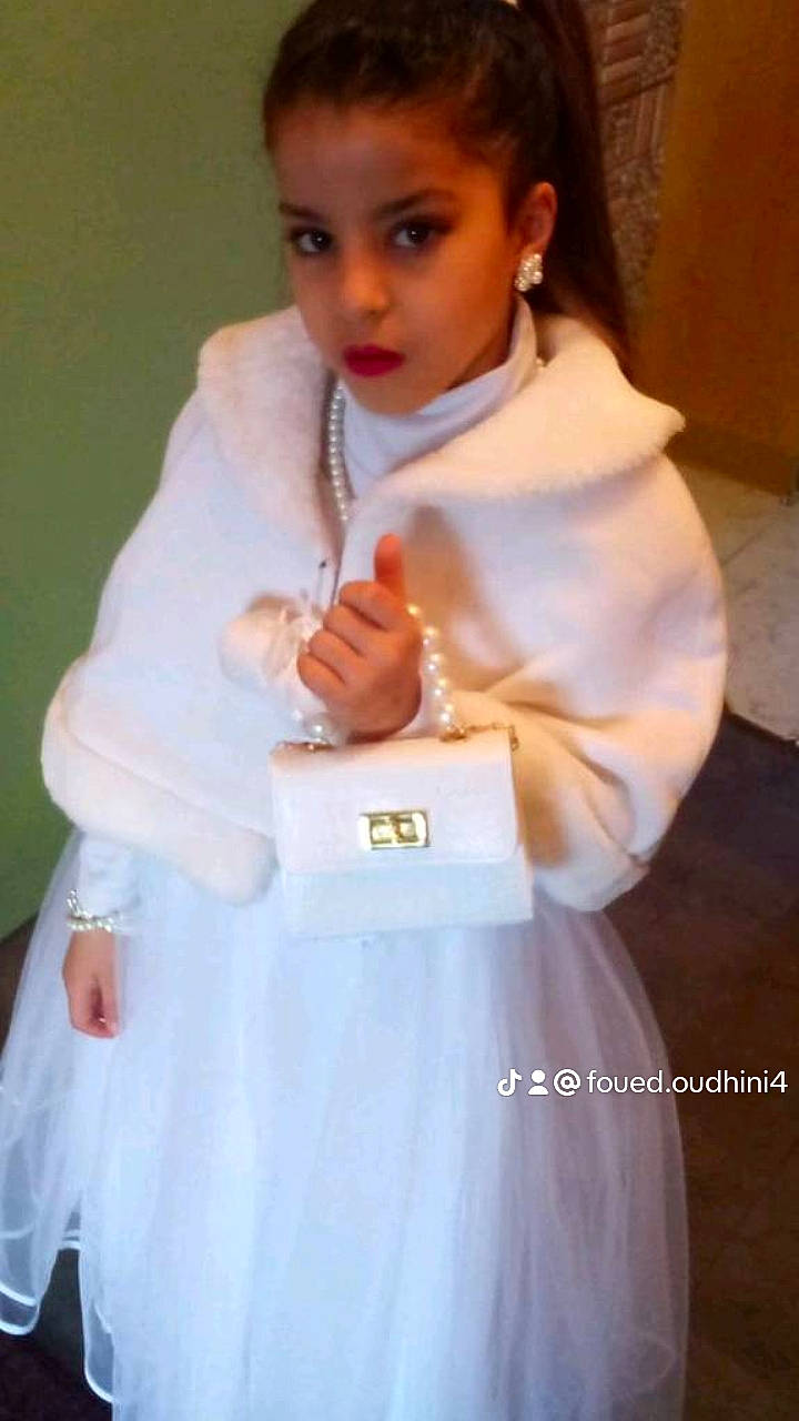 Lina a rejoint le concours — aidez-le/la à gagner de superbes lots ! bow_tie, child, collar, costume, dress_shirt, event, fashion_accessory, fashion_design, formal_wear, gesture, glove, gown, happy, jewellery, necklace, peach, person, sleeve, toddler, tradition