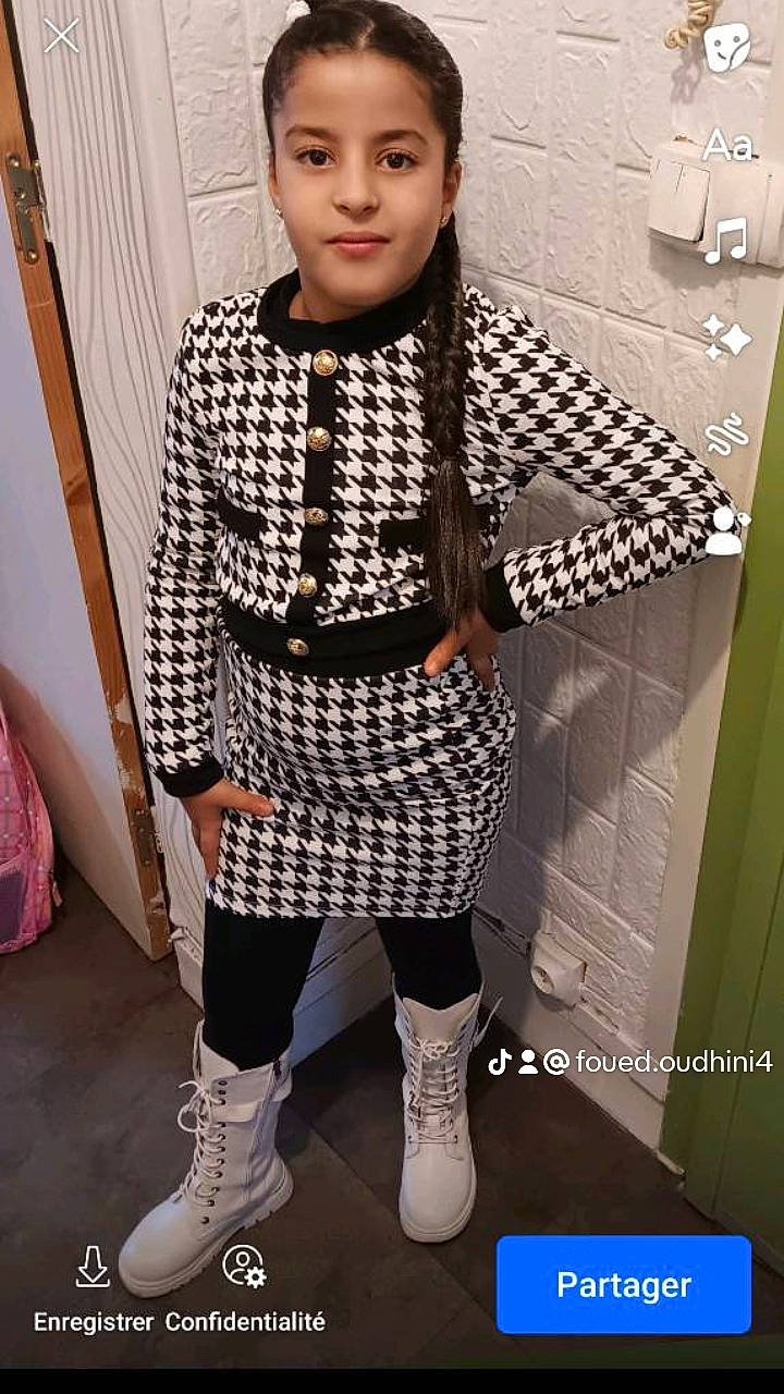 Lina a rejoint le concours — aidez-le/la à gagner de superbes lots ! belt, black_hair, blazer, collar, dress_shirt, eyewear, fashion, fashion_design, fashion_model, flash_photography, joy, knee, neck, person, plaid, shoe, shoulder, sleeve, style, tartan