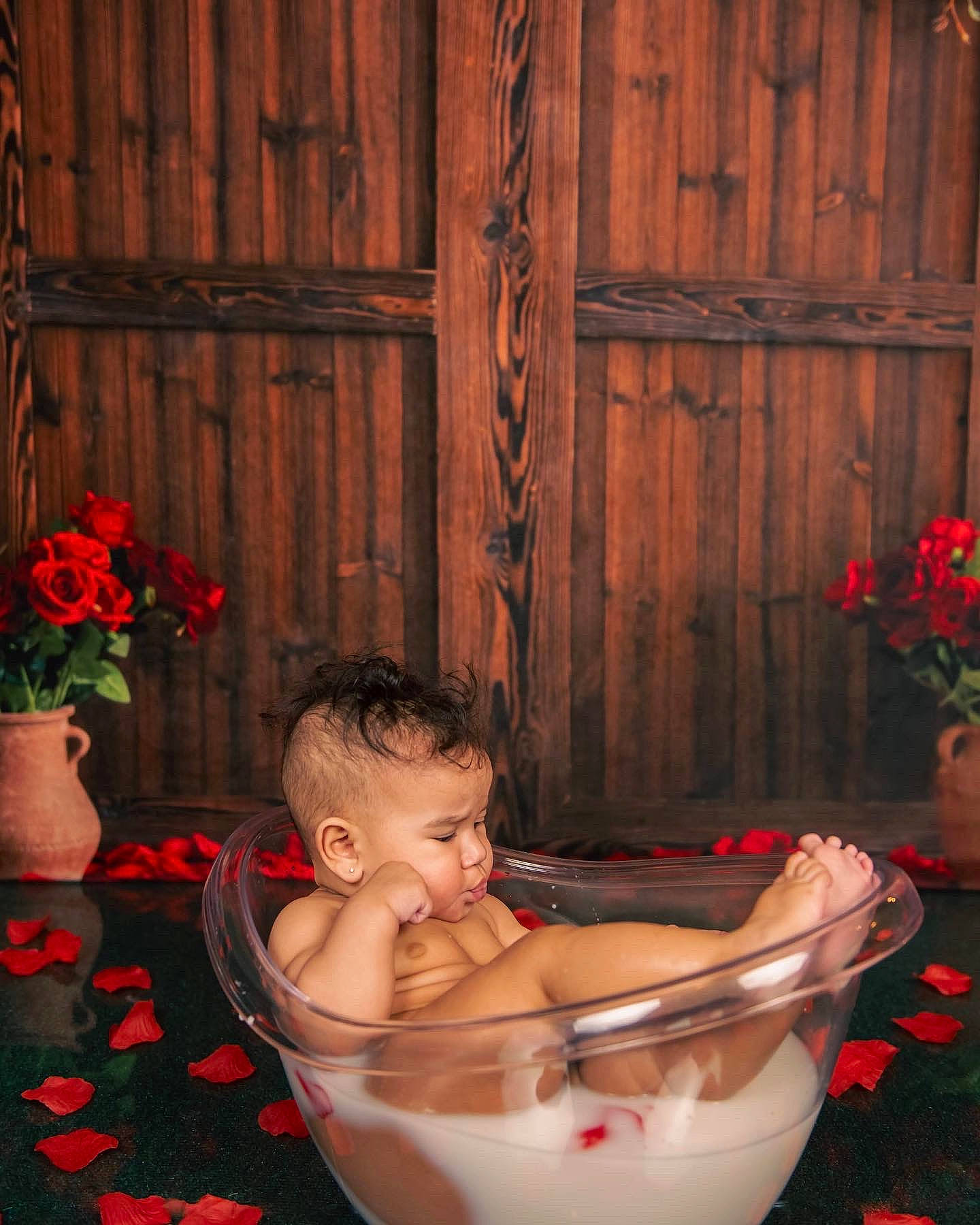 Libertei is registered to the contest to win money with this photo: baby, bathing, bathtub, cheek, chest, door, eye, flower, flowerpot, hand, happy, head, leisure, person, plant, plumbing_fixture, red, smile, sunglasses, toddler