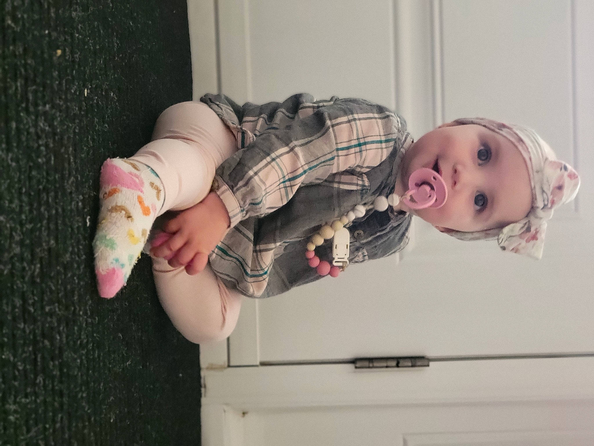 Lexie a rejoint le concours — aidez-le/la à gagner de superbes lots ! baby, baby_products, baby_toddler_clothing, child, dress, eye, foot, hand, headwear, human_body, human_leg, knee, leg, mouth, person, pink, skin, sleeve, smile, tartan