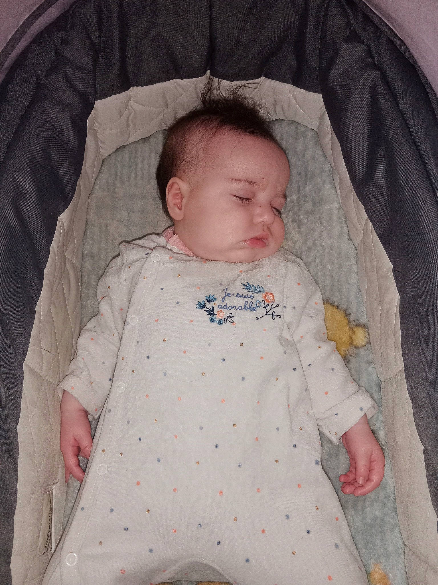 Jade participe au concours pour gagner de l'argent avec cette photo : baby, baby_products, baby_toddler_clothing, beauty, cheek, child, comfort, eye, face, facial_expression, head, iris, mammal, organ, people, person, product, skin, sleeve, textile