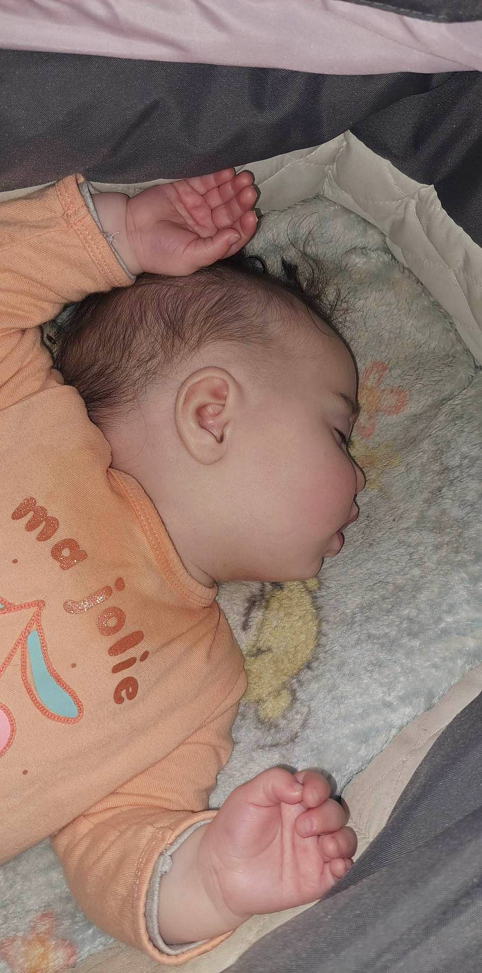 Jade a rejoint le concours — aidez-le/la à gagner de superbes lots ! arm, baby, baby_toddler_clothing, cheek, chin, comfort, ear, eye, forehead, hair, hand, head, mammal, mouth, neck, nose, person, skin, sleeve, textile