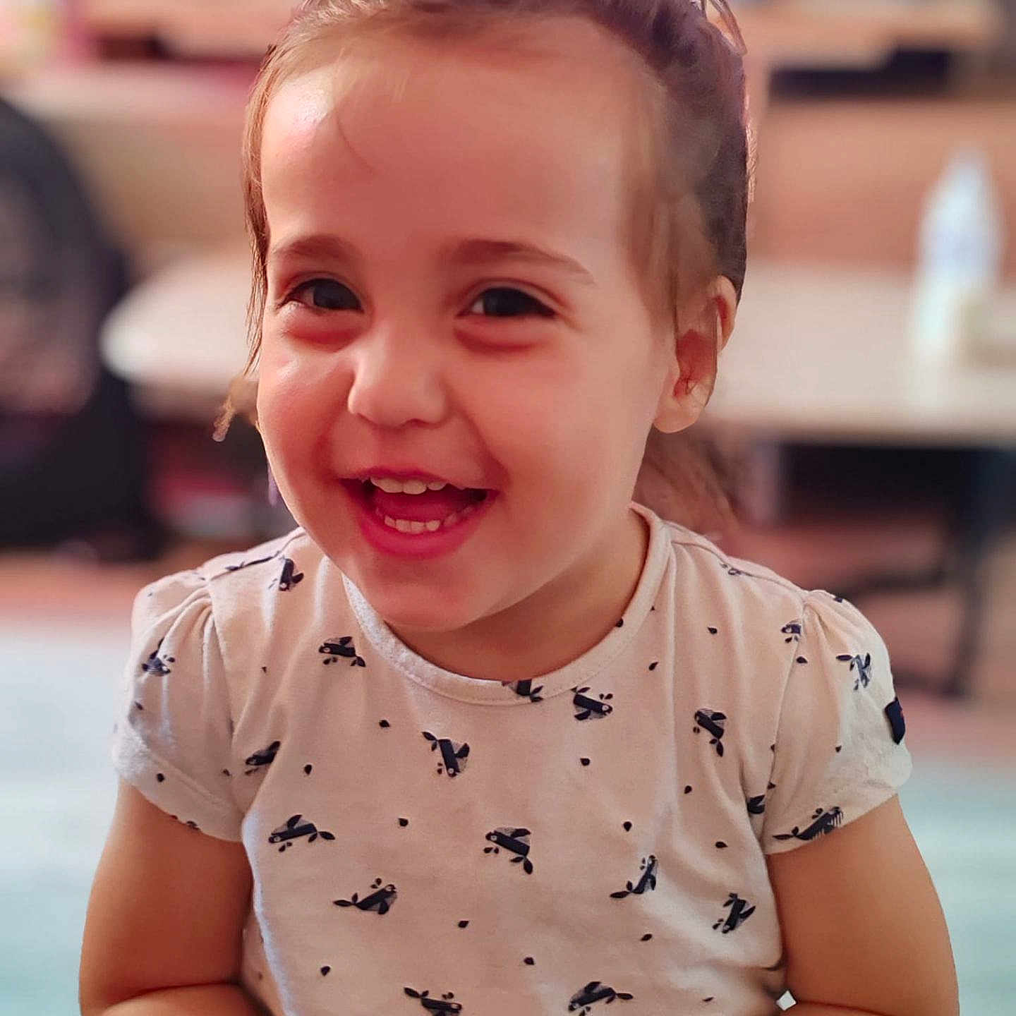 Jade a rejoint le concours — aidez-le/la à gagner de superbes lots ! baby, babylaughing, blonde, bodypart, clothing, face, hair, happy, head, laughing, mohawkhairstyle, mouth, person, photography, portrait, shoulder, sleeve, smile, teeth