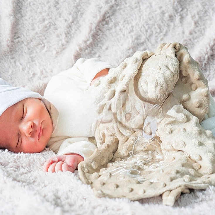 Noham participe au concours pour gagner de l'argent avec cette photo : baby, bed, beige, blanket, closed_eyes, comfort, cozy, hand, hat, infant, newborn, nursery, peaceful, plush_blanket, portrait, security_blanket, sleeping_baby, soft_texture, swaddle, white_hat