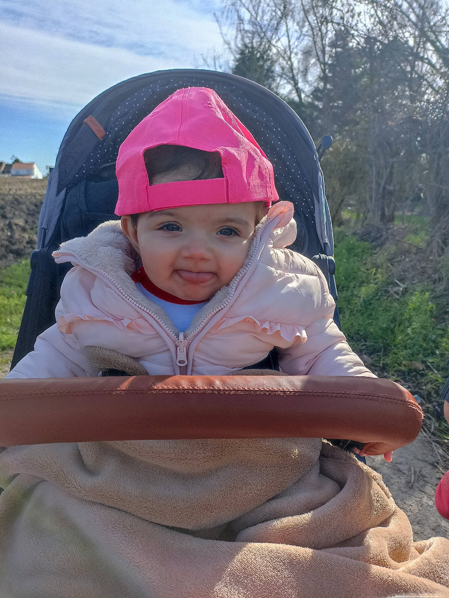 Malia participe au concours pour gagner de l'argent avec cette photo : baby, baby_products, baby_toddler_clothing, cap, child, cloud, face, fashion_accessory, fun, grass, headgear, headwear, leisure, magenta, people_in_nature, person, recreation, sitting, sky, toddler