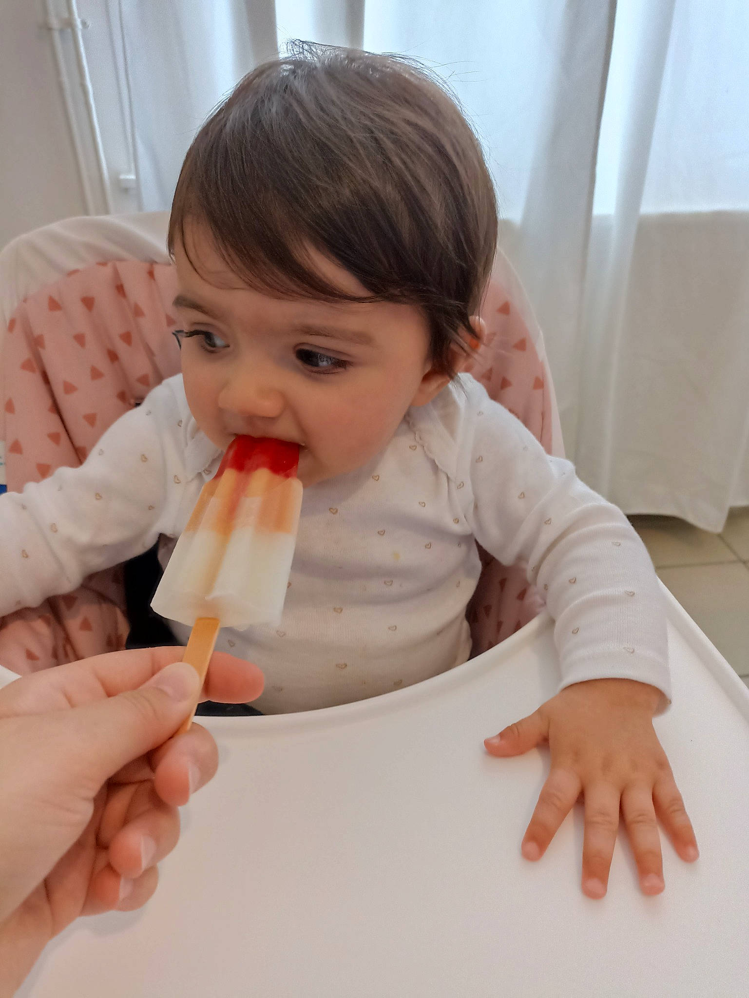 Malia a rejoint le concours — aidez-le/la à gagner de superbes lots ! baby, baby_grabbing_for_something, cheek, child, comfort_food, drinking, drinkware, eyelash, face, facial_expression, food_craving, gesture, head, nail, nose, person, skin, sleeve, tableware, thumb