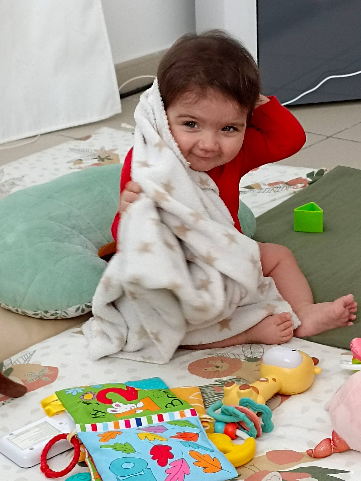 Malia a rejoint le concours — aidez-le/la à gagner de superbes lots ! baby, baby_playing_with_toys, baby_toys, child, comfort, event, flooring, fun, joy, leisure, linens, mammal, people, person, play, recreation, room, smile, stuffed_toy, textile