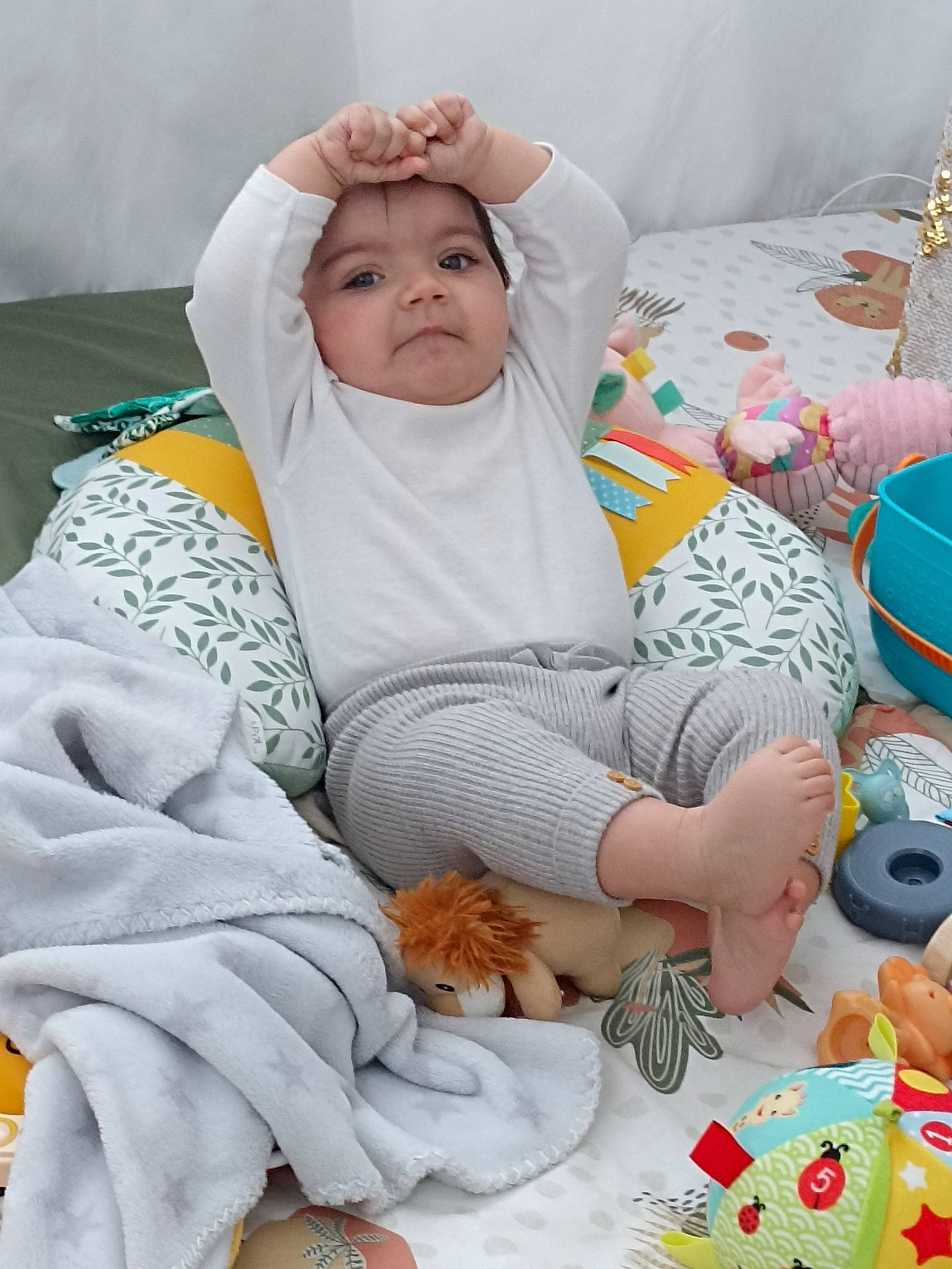 Malia a rejoint le concours — aidez-le/la à gagner de superbes lots ! baby, baby_sleeping, bed_sheet, child, comfort, event, hat, headwear, lap, linens, orange, pattern, people, person, pillow, room, service, sitting, textile, throw_pillow