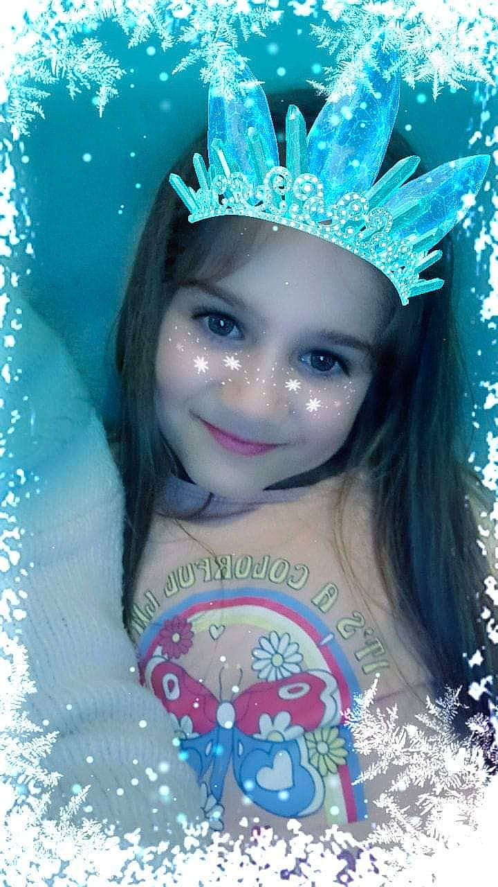 Sarah a rejoint le concours — aidez-le/la à gagner de superbes lots ! aqua, beauty, blue, cool, costume_hat, electric_blue, eyebrow, eyelash, fashion_accessory, feather, flash_photography, fun, hair_accessory, happy, headpiece, headwear, jewellery, joy, magenta, person