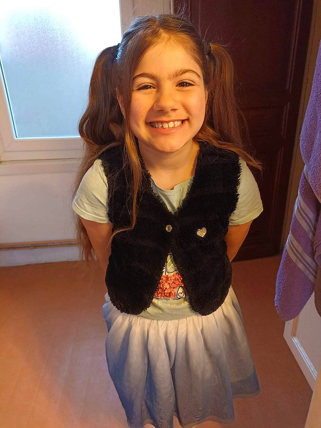 Bella a rejoint le concours — aidez-le/la à gagner de superbes lots ! abdomen, baby_toddler_clothing, blond, event, face, fun, hair, happy, human_leg, iris, joy, long_hair, neck, person, shoulder, sleeve, smile, sportswear, standing, toddler