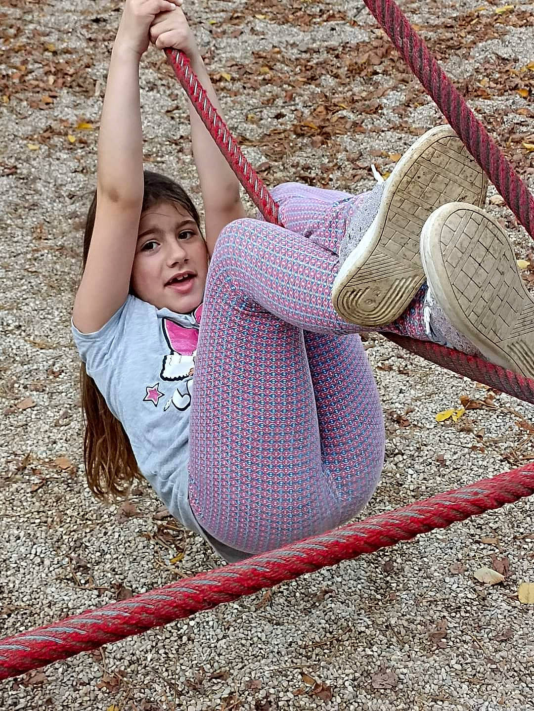 Bella a rejoint le concours — aidez-le/la à gagner de superbes lots ! city, comfort, elbow, foot, fun, grass, happy, human_leg, leg, leisure, mammal, outdoor_play_equipment, people_in_nature, person, playground, recreation, sitting, swing, thigh, toddler