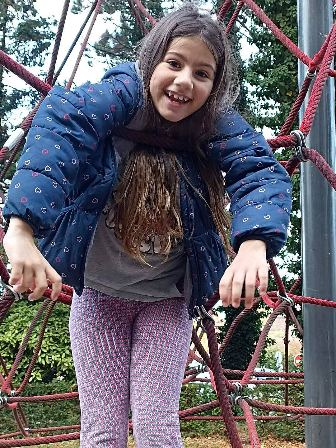 Bella a rejoint le concours — aidez-le/la à gagner de superbes lots ! beauty, blond, electric_blue, fun, grass, happy, joy, leisure, magenta, outerwear, people_in_nature, person, pink, plant, playground, recreation, smile, spring, swing, thigh