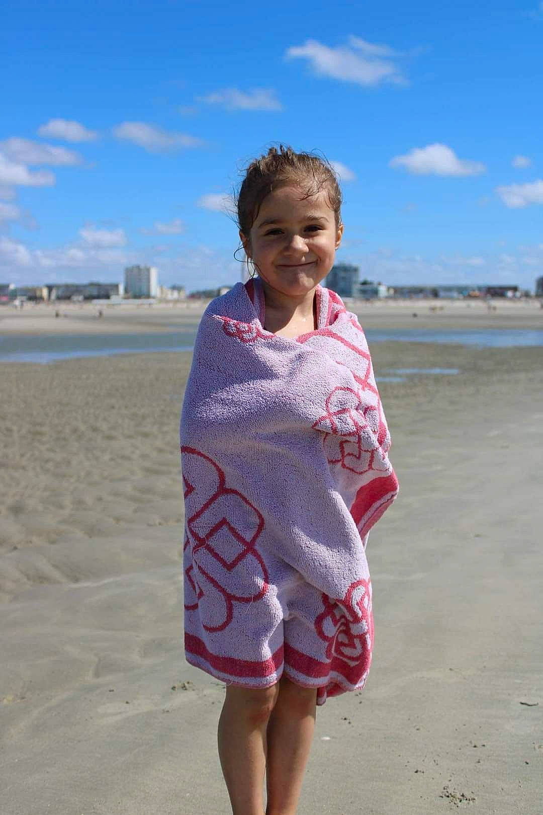 Sarah a rejoint le concours — aidez-le/la à gagner de superbes lots ! beach, child, cloud, coast, fun, happy, holiday, joy, landscape, ocean, people_on_beach, person, sand, shore, sky, sleeve, smile, t_shirt, thigh, tourism