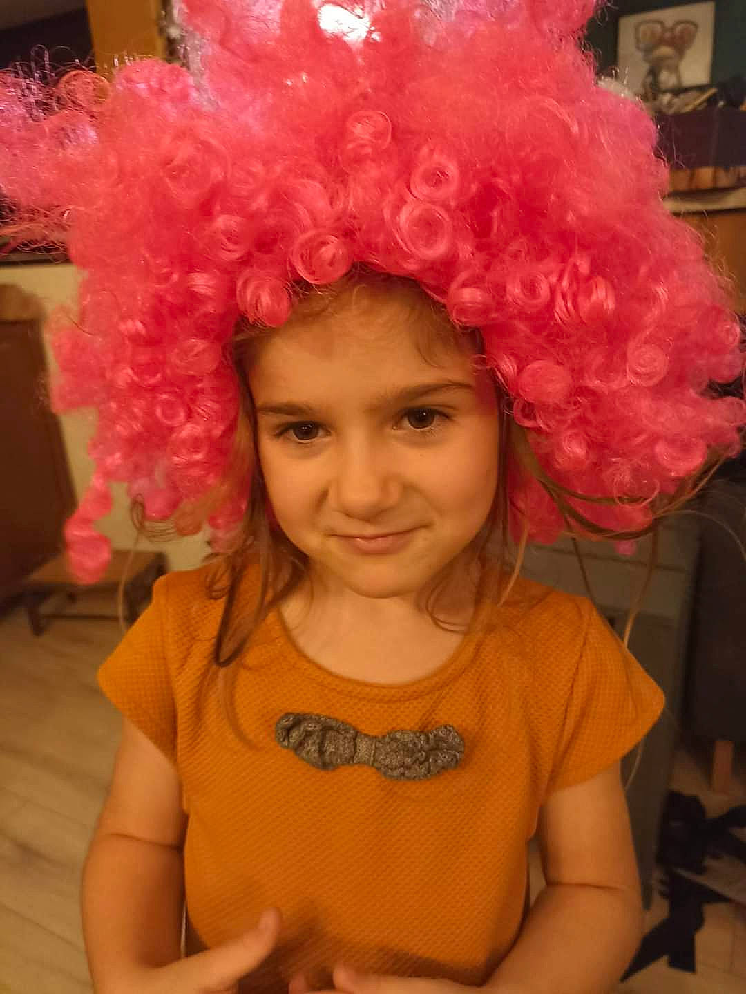 Sarah participe au concours pour gagner de l'argent avec cette photo : afro, child, chin, costume_hat, ear, entertainment, event, facial_expression, fun, hair_accessory, hairstyle, happy, hat, headgear, headpiece, headwear, joy, magenta, party_supply, person
