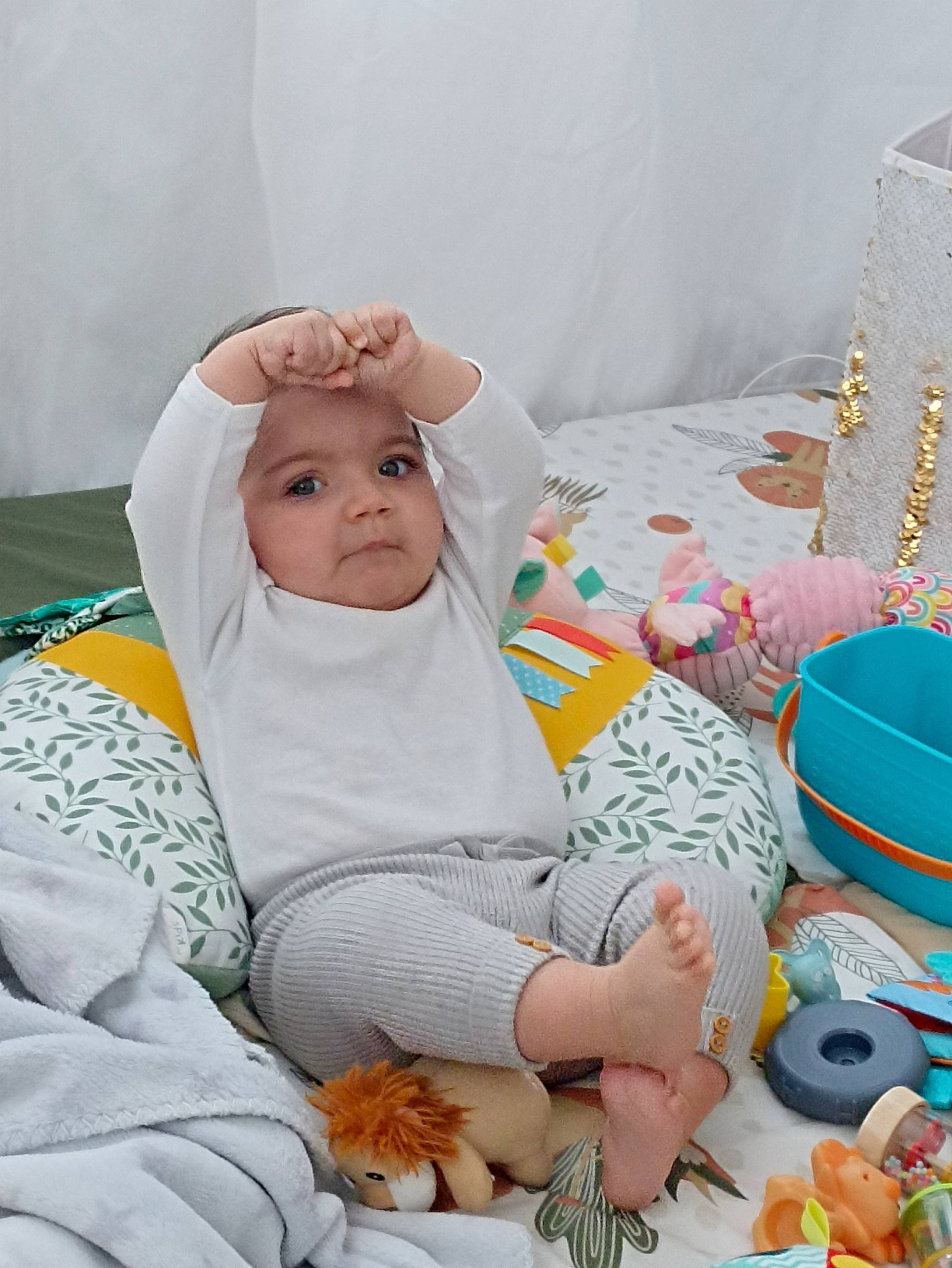 Malia participe au concours pour gagner de l'argent avec cette photo : baby, baby_products, baby_safety, baby_sleeping, baby_toddler_clothing, child, comfort, event, hat, headwear, linens, orange, person, room, service, sitting, sleep, stuffed_toy, textile, toddler