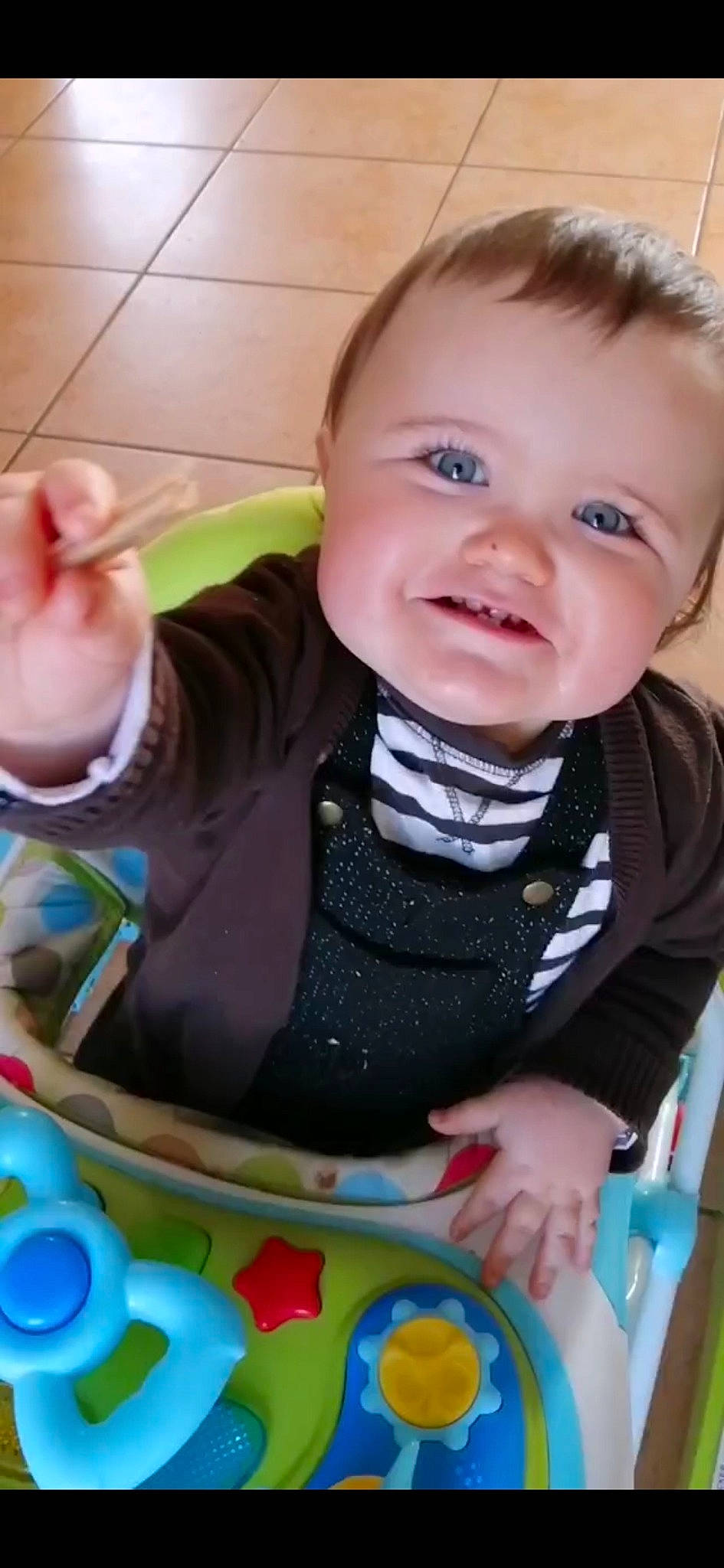 Ethan a rejoint le concours — aidez-le/la à gagner de superbes lots ! baby, baby_products, baby_toddler_clothing, cheek, child, finger, fun, gesture, hand, happy, iris, mouth, nose, outerwear, person, product, skin, sleeve, smile, t_shirt