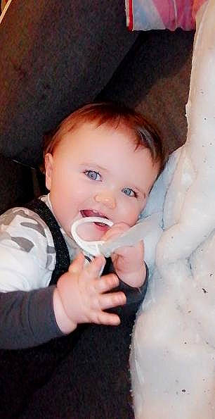 Ethan a rejoint le concours — aidez-le/la à gagner de superbes lots ! baby, baby_toddler_clothing, cheek, drinkware, eye, eyebrow, eyelash, finger, flash_photography, gesture, hand, happy, head, iris, lip, nose, person, skin, sleeve, smile