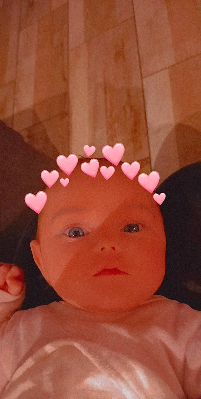 Lauryne a rejoint le concours — aidez-le/la à gagner de superbes lots ! arm, baby, cheek, chest, ear, eye, eyebrow, eyelash, face, forehead, gesture, hand, happy, head, human_body, lip, mouth, neck, nose, person