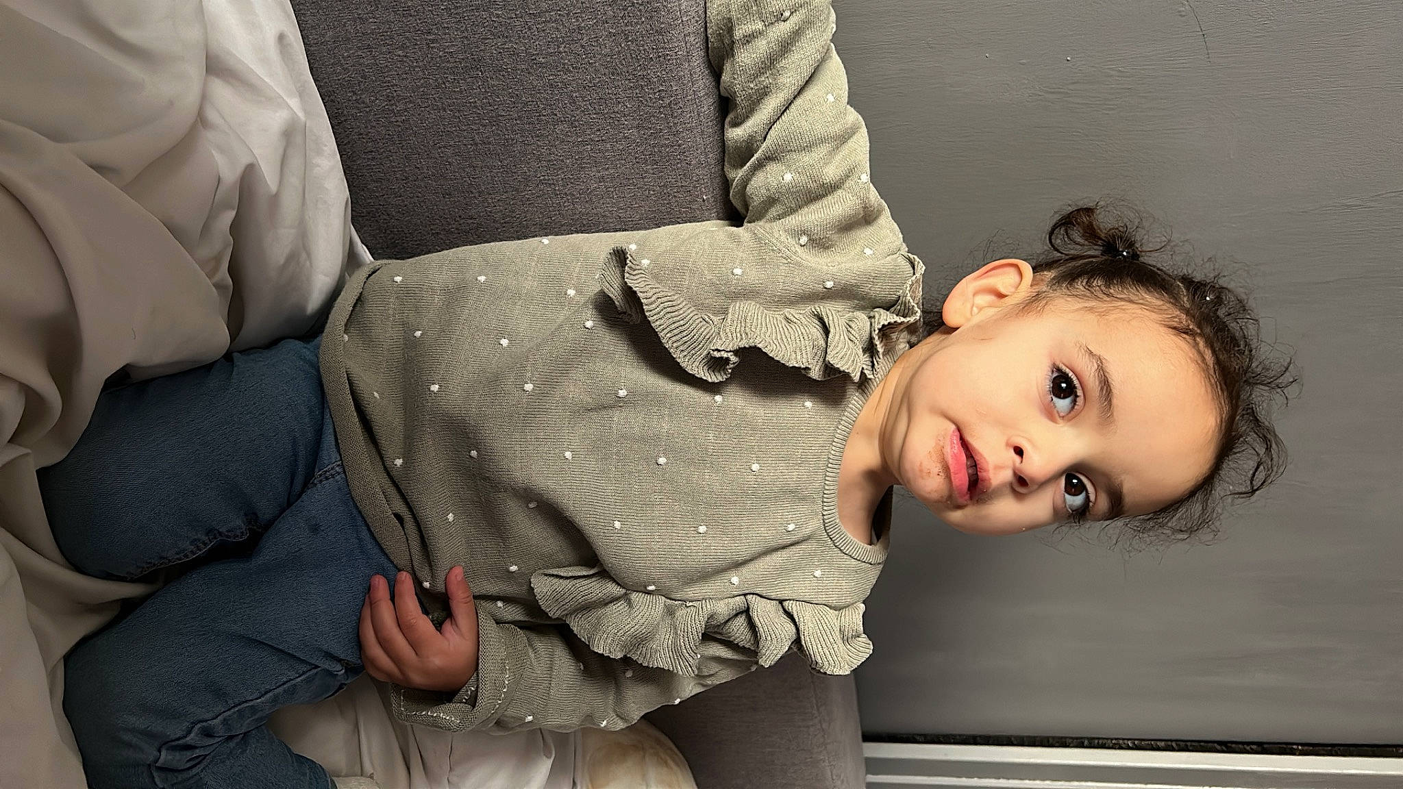 Siyanna participe au concours pour gagner de l'argent avec cette photo : child, comfort, elbow, eyelash, flash_photography, gesture, happy, human, human_body, human_leg, joint, mouth, person, shoulder, sitting, skin, sleeve, thigh, toddler, tree