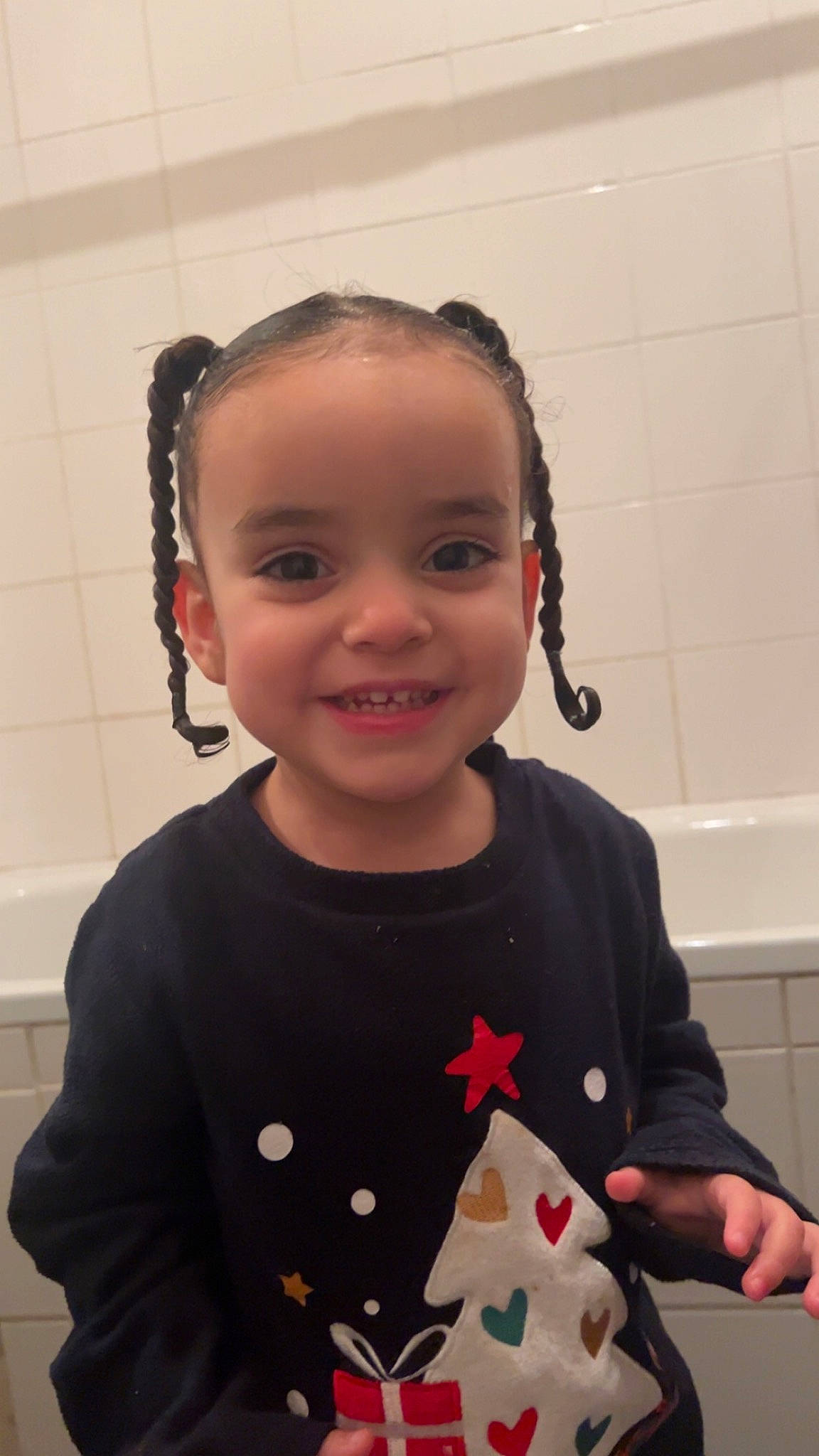 Siyanna participe au concours pour gagner de l'argent avec cette photo : audio_equipment, baby_toddler_clothing, braid, carmine, child, fashion_accessory, fun, happy, jewellery, joy, pattern, person, personal_protective_equipment, room, sleeve, smile, t_shirt, toddler