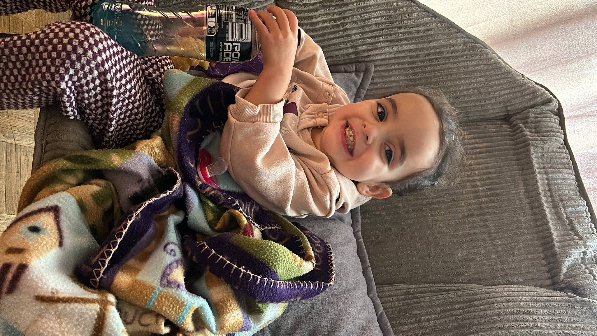 Siyanna participe au concours pour gagner de l'argent avec cette photo : baby, baby_products, baby_toddler_clothing, bag, child, comfort, fashion_accessory, fun, fur, happy, joy, linens, luggage_and_bags, pattern, person, python, room, sitting, smile, textile