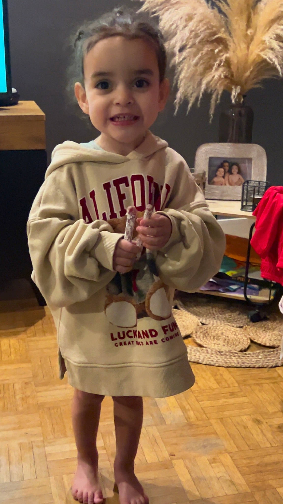 Siyanna participe au concours pour gagner de l'argent avec cette photo : baby, baby_toddler_clothing, child, eye, face, facial_expression, flooring, fun, hairstyle, happy, head, joy, person, skin, sleeve, smile, snapshot, t_shirt, television, thumb