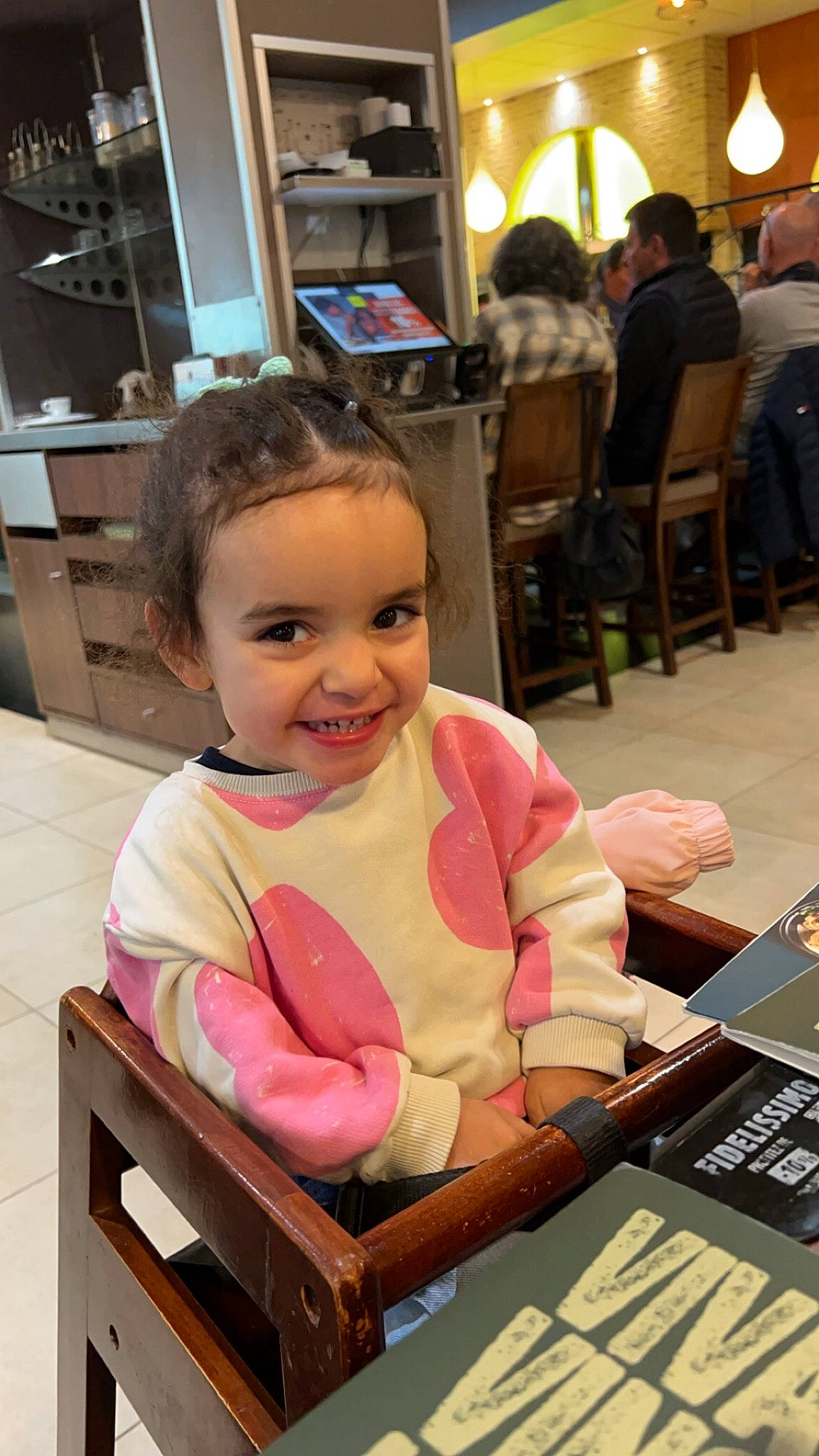 Siyanna a rejoint le concours — aidez-le/la à gagner de superbes lots ! baby, chair, child, event, flooring, fun, furniture, happy, joy, learning, leisure, person, play, recreation, room, sitting, smile, t_shirt, table, toddler