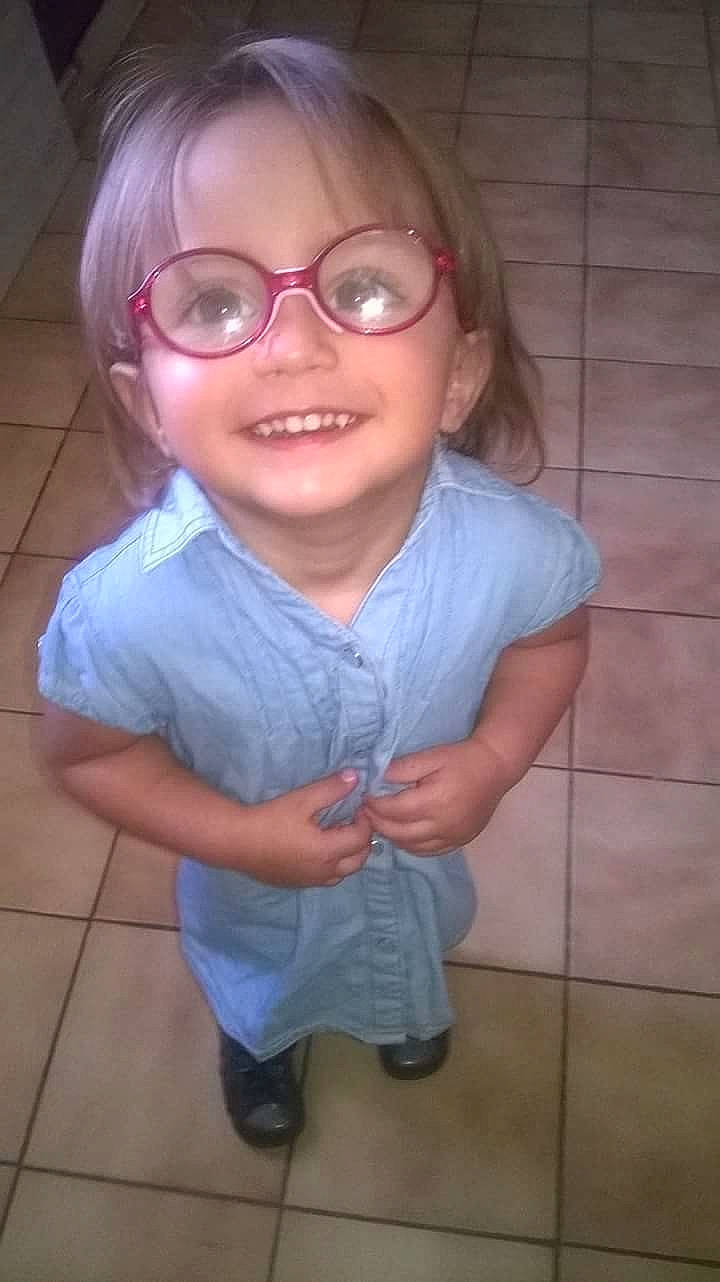 Leonie participe au concours pour gagner de l'argent avec cette photo : child, facial_expression, finger, girl, glasses, hand, human_body, human_positions, joy, mouth, organ, person, skin, smile, toddler, vision_care