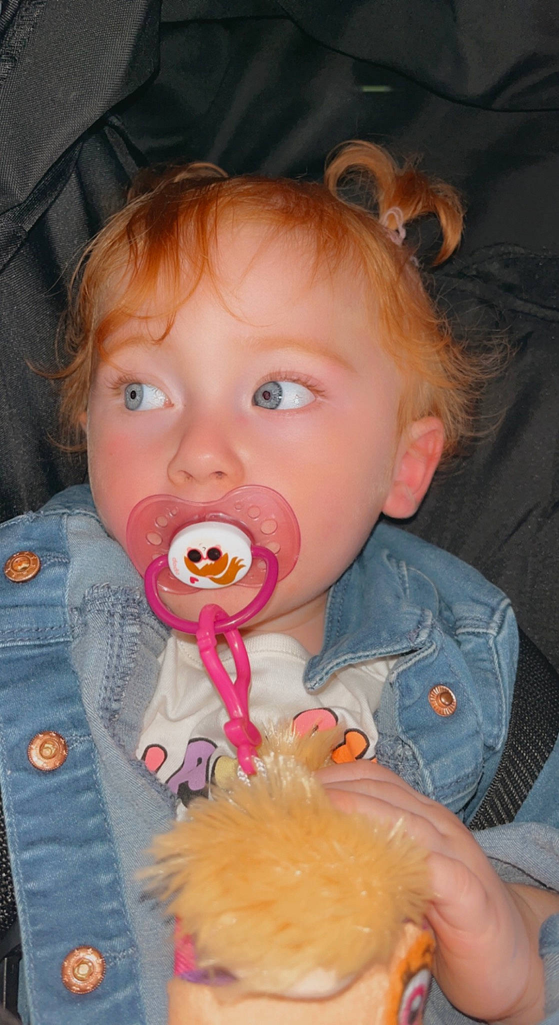 Yväna a rejoint le concours — aidez-le/la à gagner de superbes lots ! baby, baby_toddler_clothing, baby_toys, cheek, child, clothing, ear, eyelash, face, fun, iris, lip, mouth, nose, orange, organ, person, skin, sleeve, toddler