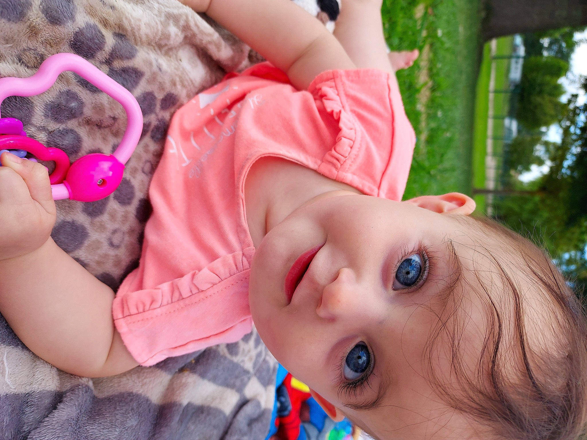 Kalya participe au concours pour gagner de l'argent avec cette photo : baby, baby_toddler_clothing, cheek, dress, eyelash, facial_expression, fun, grass, happy, iris, leisure, lip, mouth, nose, person, pink, plant, skin, sunglasses, toddler