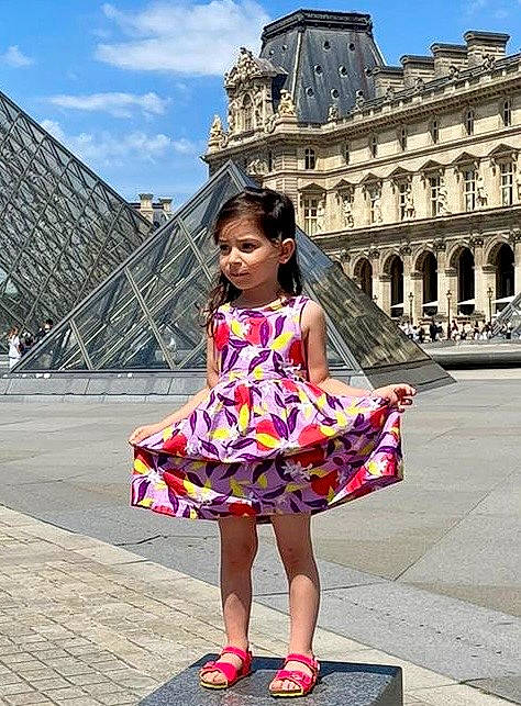 Dashka participe au concours pour gagner de l'argent avec cette photo : city, cloud, day_dress, dress, electric_blue, eyewear, fashion, fashion_design, fun, happy, human_leg, leisure, magenta, pattern, person, pink, purple, sky, summer, travel