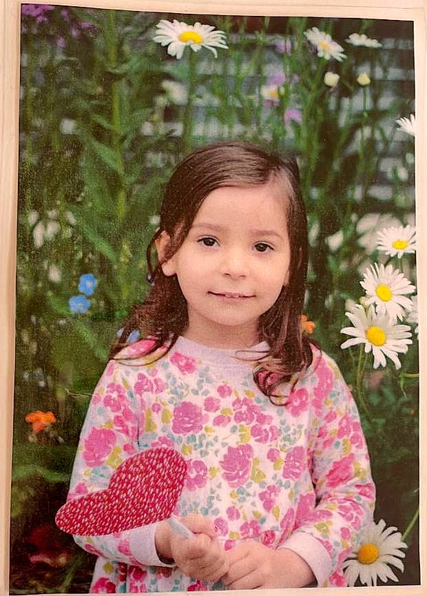 Dashka participe au concours pour gagner de l'argent avec cette photo : annual_plant, baby_toddler_clothing, child, dress, face, flower, grass, hair, happy, joy, magenta, pattern, people_in_nature, person, petal, pink, plant, sleeve, smile, spring