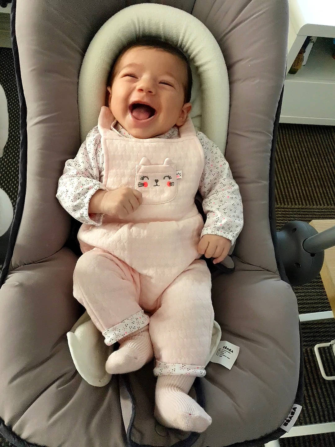 Inaya participe au concours pour gagner de l'argent avec cette photo : auto_part, baby, baby_carriage, baby_products, baby_toddler_clothing, car_seat, child, comfort, face, flash_photography, happy, human_leg, knee, person, seat_belt, sitting, skin, smile, style, thigh