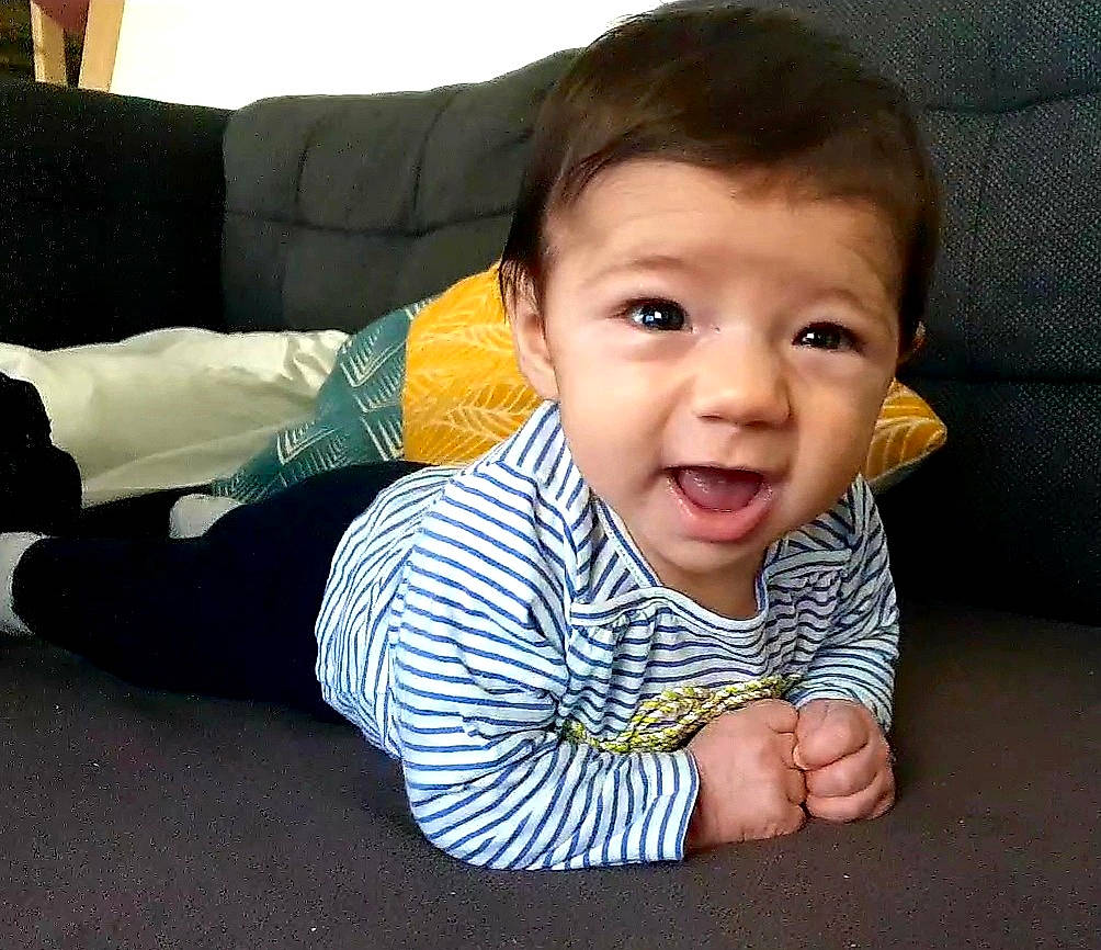 Inaya a rejoint le concours — aidez-le/la à gagner de superbes lots ! baby_toddler_clothing, cheek, chin, comfort, couch, eye, face, facial_expression, finger, floor, flooring, hairstyle, happy, head, iris, mouth, nose, person, skin, sleeve