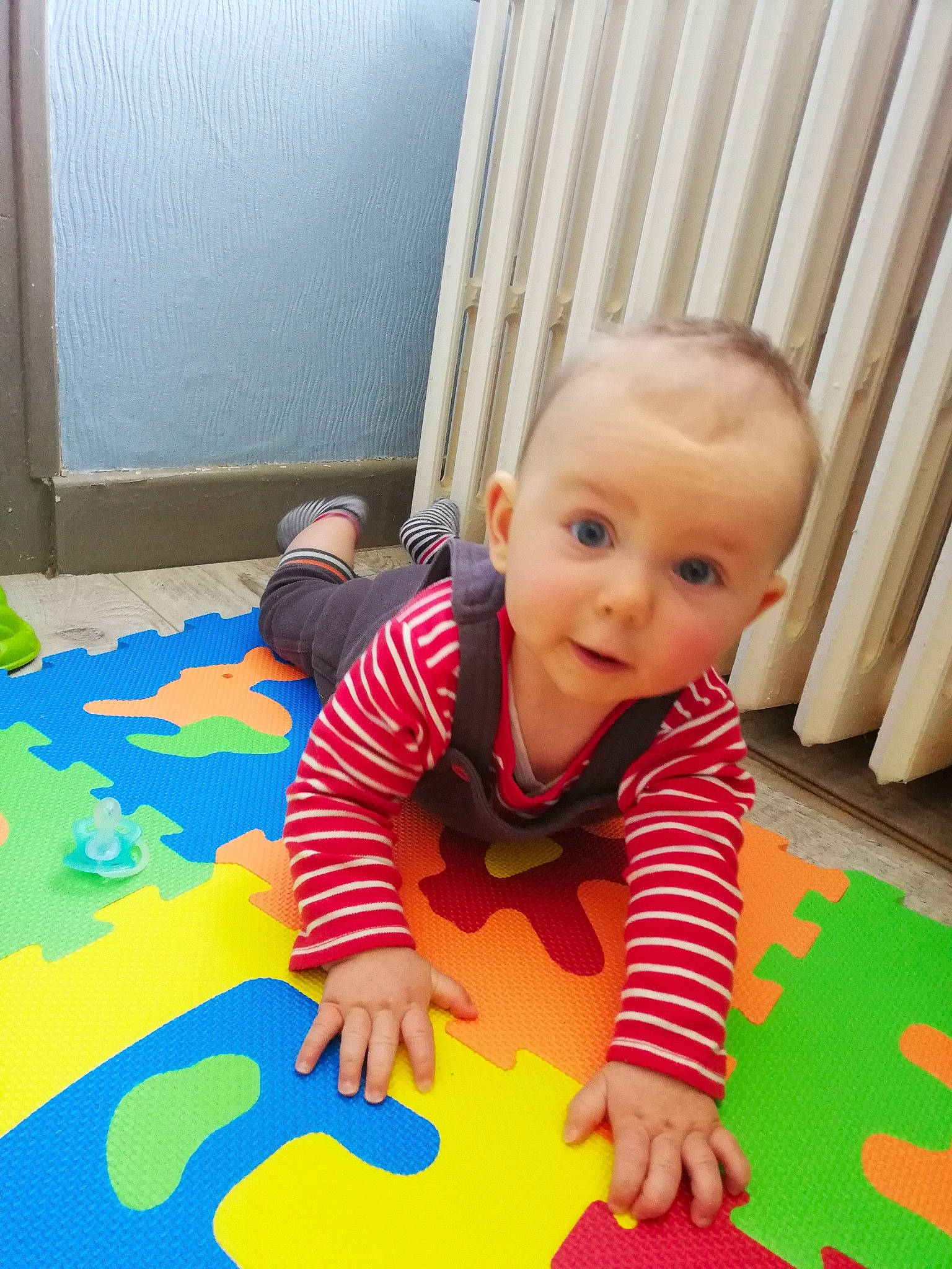 Justin a rejoint le concours — aidez-le/la à gagner de superbes lots ! baby, baby_products, baby_toys, child, crawling, floor, nursery, person, play, product, room, sitting, surprise, toddler, tummy_time