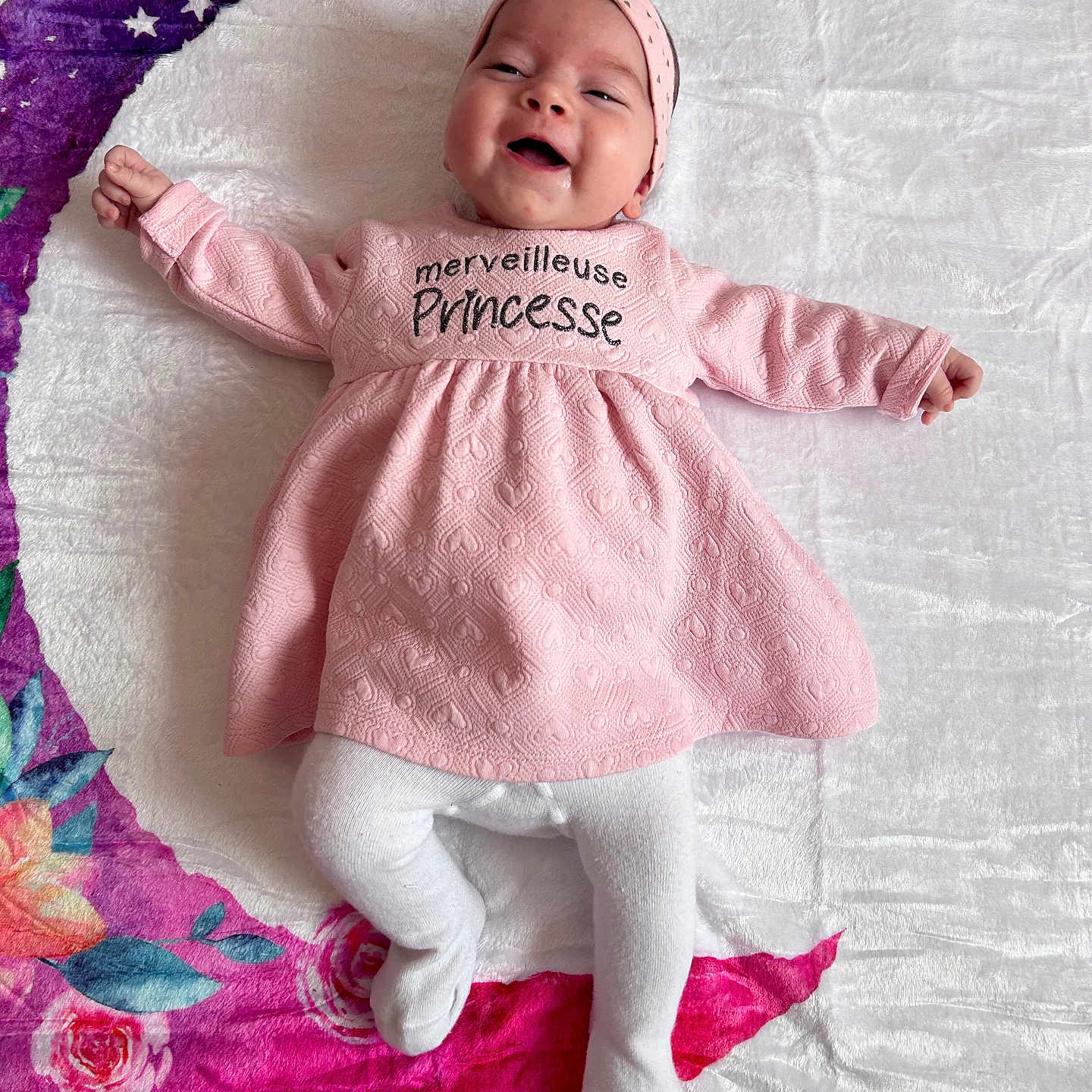 Yléana a rejoint le concours — aidez-le/la à gagner de superbes lots ! baby, babylaughing, bonnet, cap, clothing, costume, dress, face, happy, hat, head, homedecor, laughing, newborn, pants, person, photography, portrait, purple, smile