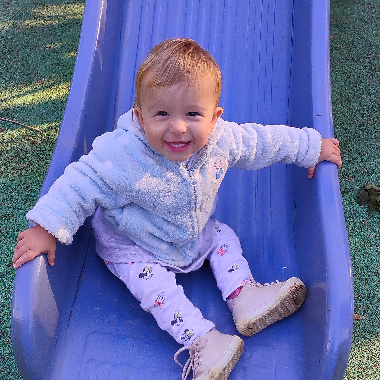 Katalina participe au concours pour gagner de l'argent avec cette photo : baby, child, clothing, cute, daylight, fun, happy, jacket, outdoor, pants, park, person, play, playground, recreation, shoes, slide, smiling, toddler, toy
